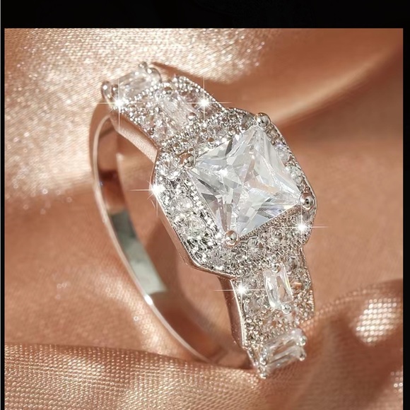 Zircon Diamond Silver Ring - Picture 4 of 5